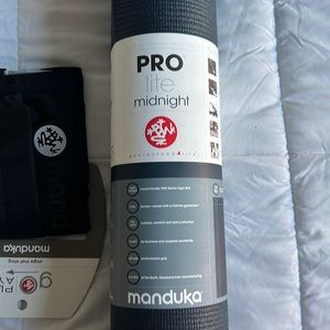 Brand new yoga mat with free sling